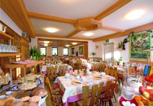 ein Esszimmer mit Tischen und Stühlen in einem Restaurant in der Unterkunft Gasthof Hotel Anker in Sommerhausen