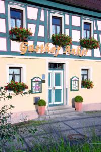 ein Gebäude mit einem Schild auf der Vorderseite in der Unterkunft Gasthof Hotel Anker in Sommerhausen