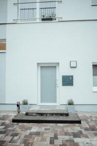 Edificio blanco con puerta blanca y balcón en Gerberhof, en Erfurt
