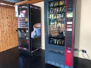 una máquina expendedora llena de bebidas en Penzion Locanda en Brno