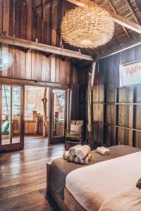 Ένα ή περισσότερα κρεβάτια σε δωμάτιο στο Gili Treehouse +44 φωτογραφίες