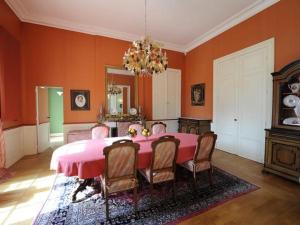 comedor con mesa y sillas rosas en La France - Gite Chateau en Beychac-et-Caillau