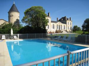 una piscina frente a una casa con un castillo en La France - Gite Chateau en Beychac-et-Caillau