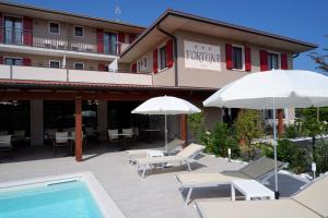 Bazén v ubytování Hotel B&B Fortuna nebo v jeho okolí