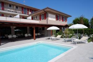 Bazén v ubytování Hotel B&B Fortuna nebo v jeho okolí