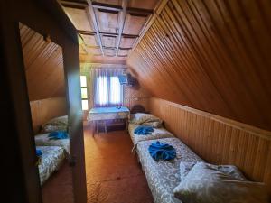 מיטה או מיטות בחדר ב-Dzherelo