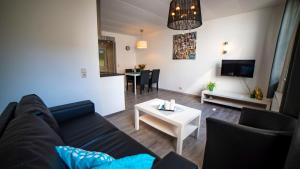 sala de estar con sofá y mesa en Appartement de Heek, en Valkenburg