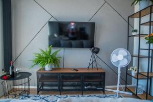 Μια τηλεόραση ή/και κέντρο ψυχαγωγίας στο EASY RENT Apartments - Plac Targowy, Centrum 24h Check-in, Widok na Zamek +27 φωτογραφίες