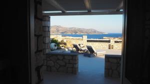 Habitación con balcón con vistas al océano. en Ataraxia- Stonebuilt Studios and Apartments, en Kimolos