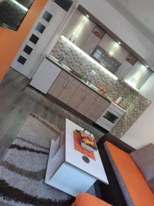 Кухня або міні-кухня у Apartman HEDONIJA