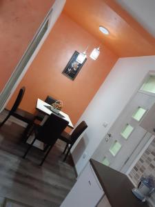 Зона вітальні в Apartman HEDONIJA