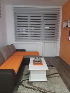 Зона вітальні в Apartman HEDONIJA
