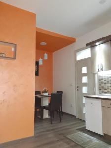Кухня або міні-кухня у Apartman HEDONIJA