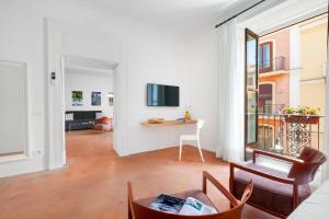 ソレントにあるSorrentoVibes - Deluxe Home in Sorrento Old Town with Balconiesのソファとテーブルのあるリビングルーム