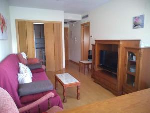 A television and/or entertainment centre at Águilas Playa