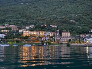 una piccola cittadina sulla riva di un corpo d'acqua di Hotel Garden a Malcesine