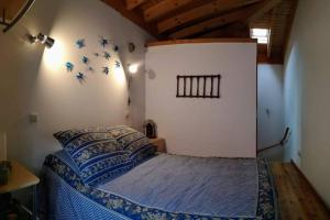 Un dormitorio con una cama con pájaros en la pared. en Casa da Mininha, en Ponte da Barca
