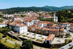 una vista aérea de una ciudad con edificios en Casa da Mininha, en Ponte da Barca