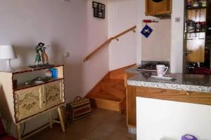 cocina con escalera y encimera en Casa da Mininha, en Ponte da Barca 13 fotos más