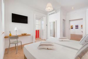 Postel nebo postele na pokoji v ubytování Deluxe Home in Sorrento Old Town with Balconies