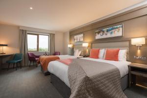 Rúm í herbergi á McWilliam Park Hotel