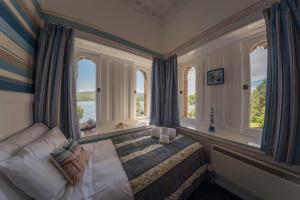 坎貝爾敦的住宿－科里加德豪斯酒店，一间卧室设有一张床和美景窗户。
