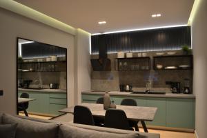 Eldhús eða eldhúskrókur á ArtNest Luxury Hotel & Suites