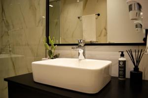 Baðherbergi á ArtNest Luxury Hotel & Suites