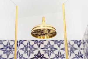 ソレントにあるSorrentoVibes - Deluxe Home in Sorrento Old Town with Balconiesの青白のタイルの部屋のシャンデリア +38枚の写真