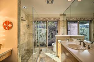 Ένα μπάνιο στο Luxe El Cajon Oasis with Pool, Fire Pit and Pavilion +26 φωτογραφίες