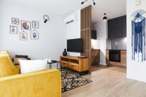 Televízia a/alebo spoločenská miestnosť v ubytovaní Sherlock Apartment