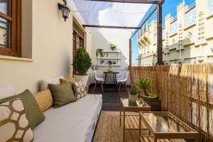 een klein balkon met een bank en een tafel bij TTdSSa VLC Ramellets Street Central Market in Valencia