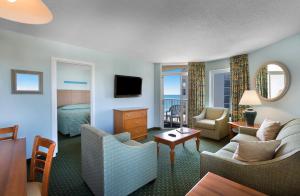 ein Hotelzimmer mit Bett und Wohnzimmer in der Unterkunft Sea Watch Resort in Myrtle Beach
