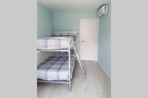ein kleines Zimmer mit zwei Etagenbetten in der Unterkunft Barcia 2 in Pontevedra