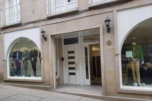 eine Ladenfront mit zwei Bogenfenstern mit Schaufensterpuppen in der Unterkunft Barcia 2 in Pontevedra