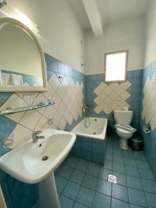 A bathroom at Ξενοδοχείο Acropol