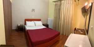 A bed or beds in a room at Ξενοδοχείο Acropol