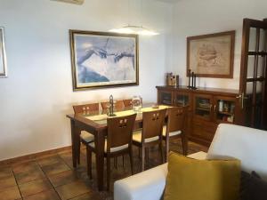 een eetkamer met een tafel en stoelen bij Villa Altamosa in Yaiza