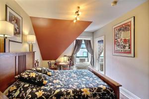 a bedroom with a bed and a window at B&B Quebec in Quebec City