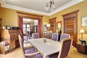 a living room filled with furniture and a table at B&B La Marquise de Bassano in Quebec City