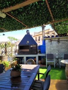 an outdoor patio with a table and a grill at Casa Escosa in Albalate del Arzobispo