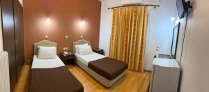 A bed or beds in a room at Ξενοδοχείο Acropol