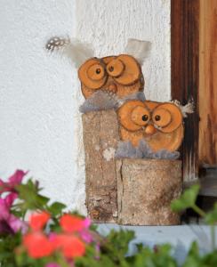 a couple of owls perched on a wall at Haus Kathrein in Fliess