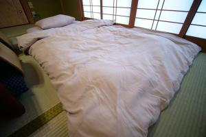 ゲストハウス八街 tesisinde bir odada yatak veya yataklar