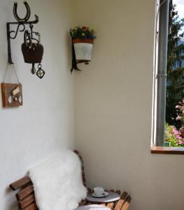 eine Ecke eines Zimmers mit einer Bank und einem Fenster in der Unterkunft Haus Kathrein in Fliess