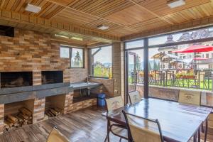 Balkón nebo terasa v ubytování Amarena SPA Hotel - Breakfast included in the price Spa Swimming pool Sauna Hammam Jacuzzi Restaurant inexpensive and delicious food Parking area Barbecue 400 m to Bukovel Lift 1 room and cottages