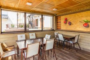 Posezení v ubytování Amarena SPA Hotel - Breakfast included in the price Spa Swimming pool Sauna Hammam Jacuzzi Restaurant inexpensive and delicious food Parking area Barbecue 400 m to Bukovel Lift 1 room and cottages