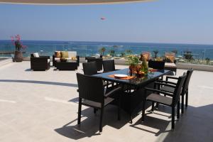 una mesa de comedor negra y sillas en un patio en Polyxenia Isaak Luxury Villas and Apartments, en Protaras