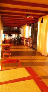 Habitación con suelo de madera, mesas de madera y sillas. en Hotel Casablanca Suites, en Indaiatuba