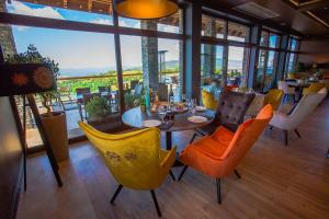 restauracja ze stołem i krzesłami z widokiem w obiekcie Złoty Groń Resort & Spa w Istebnej